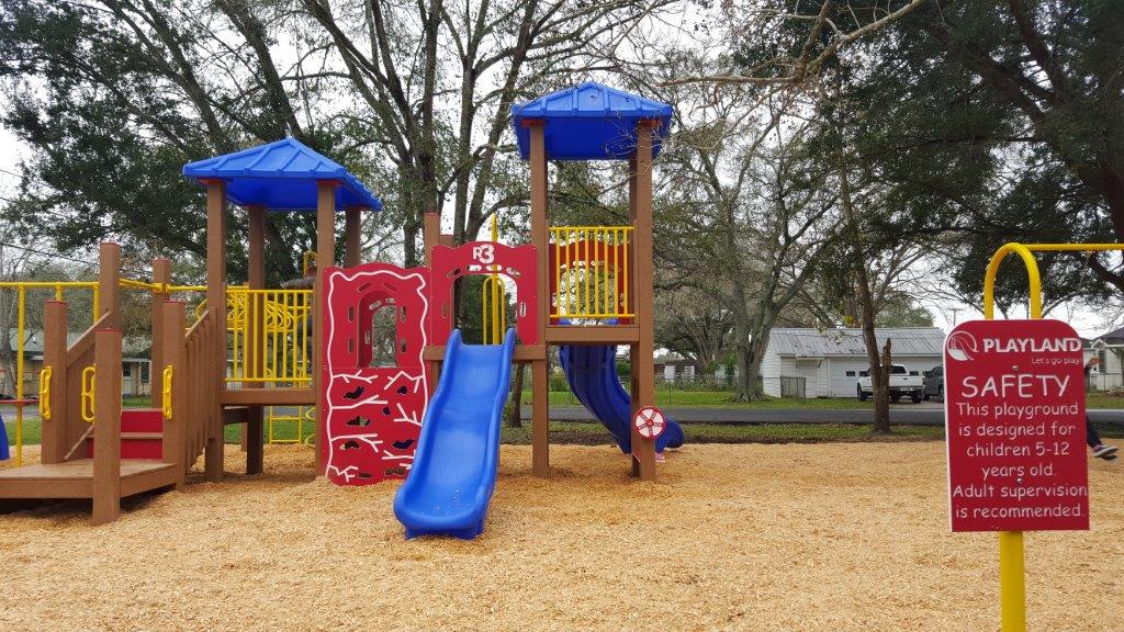 Highland Park Playground safety sign in front of playground