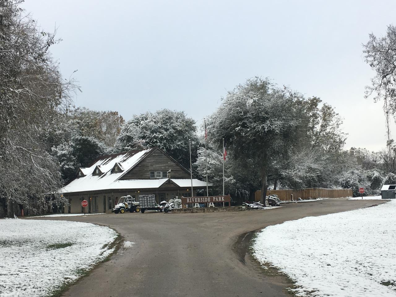Road leading to Riverside Park main building on a snowy day (December 8, 2017)